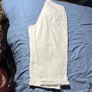 Woman’s size 8 white capri pants